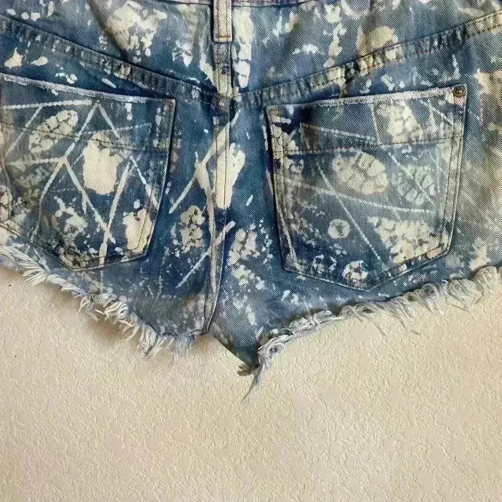 Free People Shibori Tribal Bleach Wash Frayed Hem Micro Denim Shorts Size 28